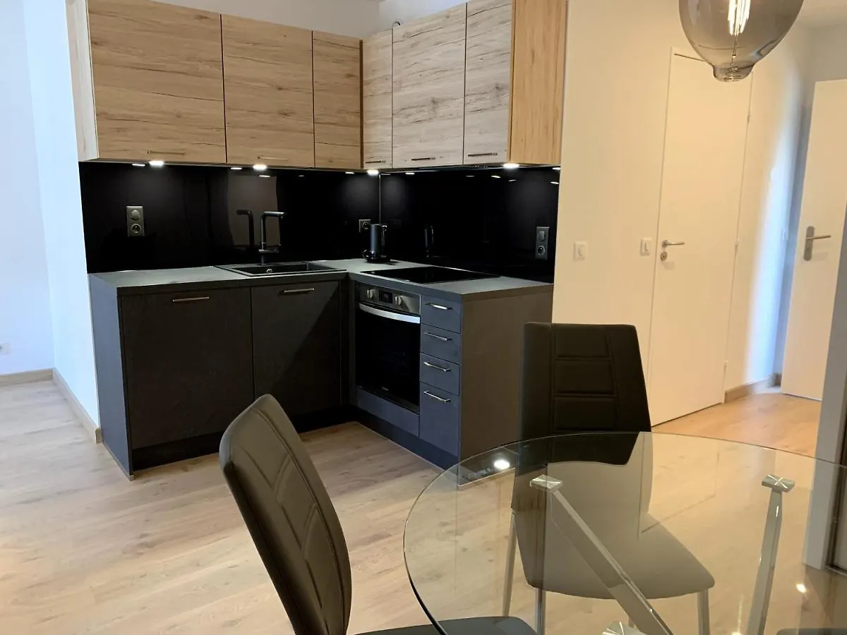 Très bel appartement T2 de standing entièrement meublé à 5 min à pied du centre. Divonne-les-Bains