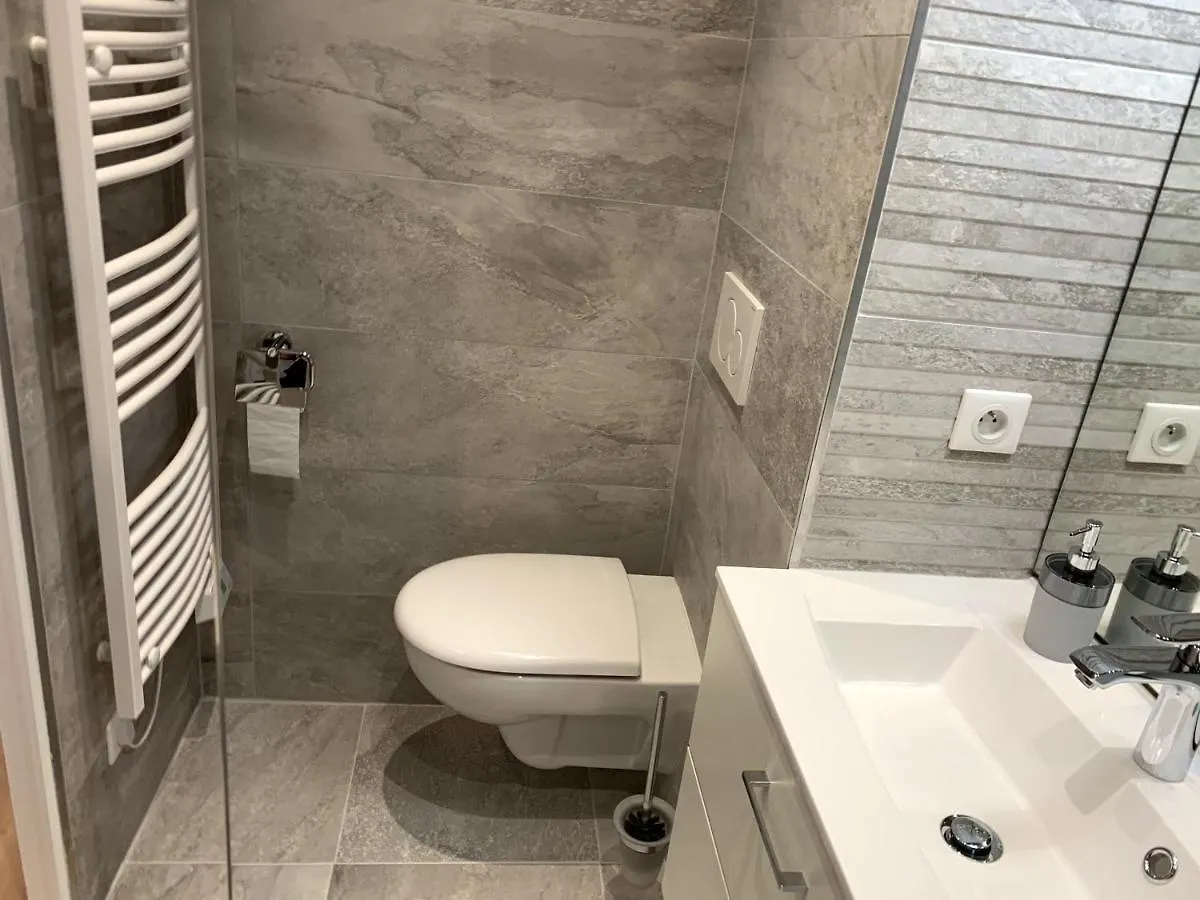 Très bel appartement T2 de standing entièrement meublé à 5 min à pied du centre. Divonne-les-Bains France