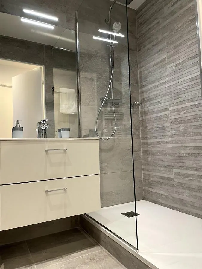 Très bel appartement T2 de standing entièrement meublé à 5 min à pied du centre. Divonne-les-Bains